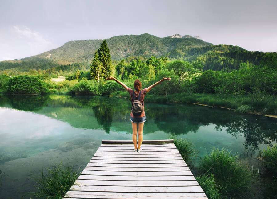 Mujer feliz en la naturaleza