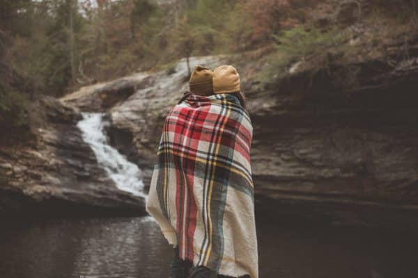 Dos personas abrazándose en la naturaleza