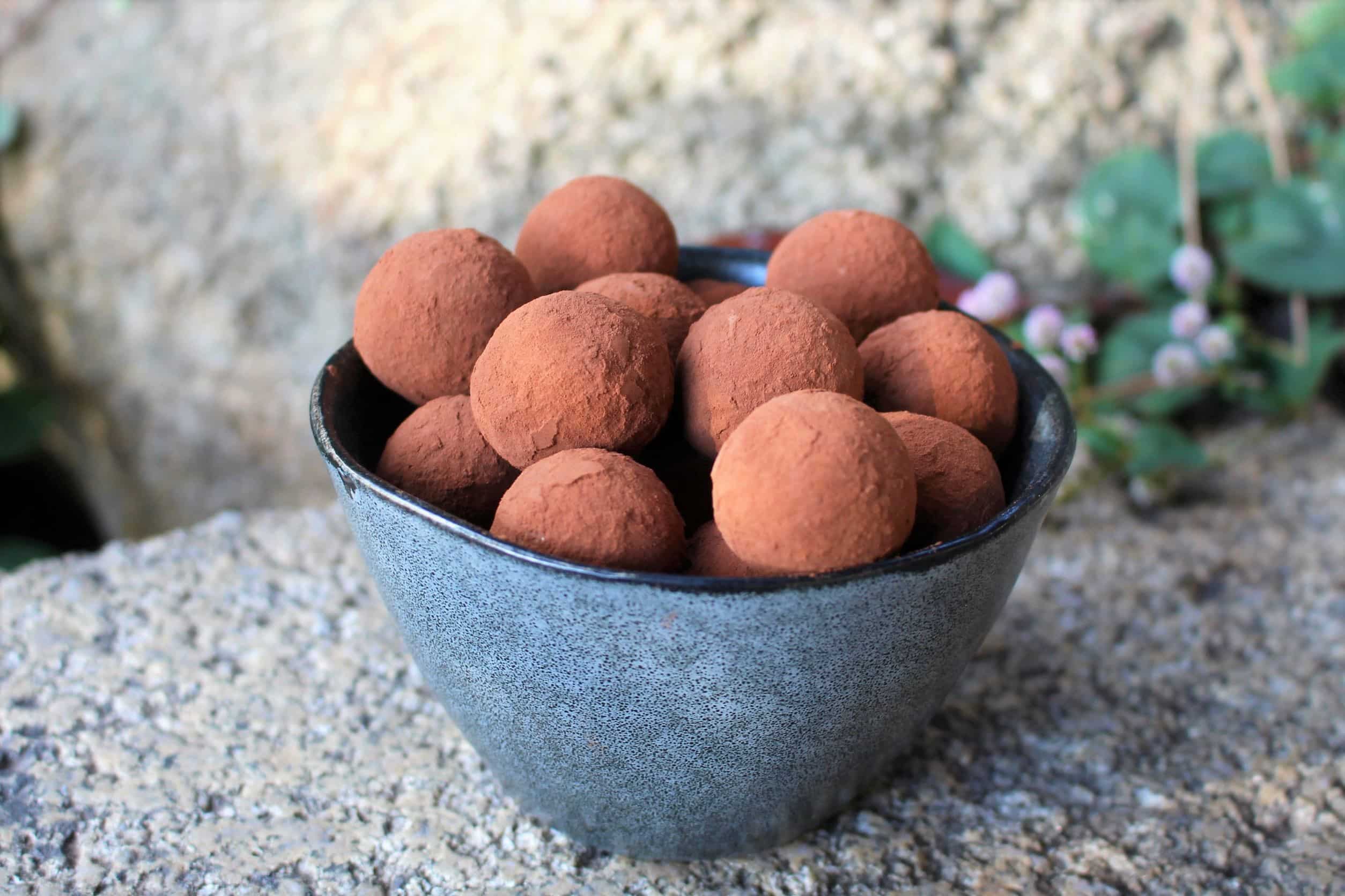Receta energy balls de cacao, coco y cáñamo