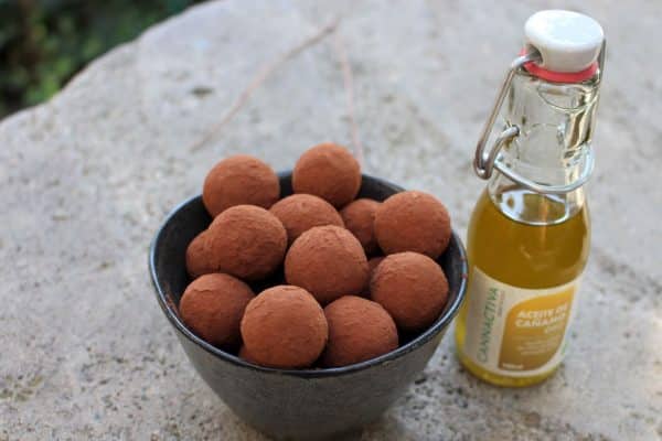 Energy balls de cacao, coco y cáñamo