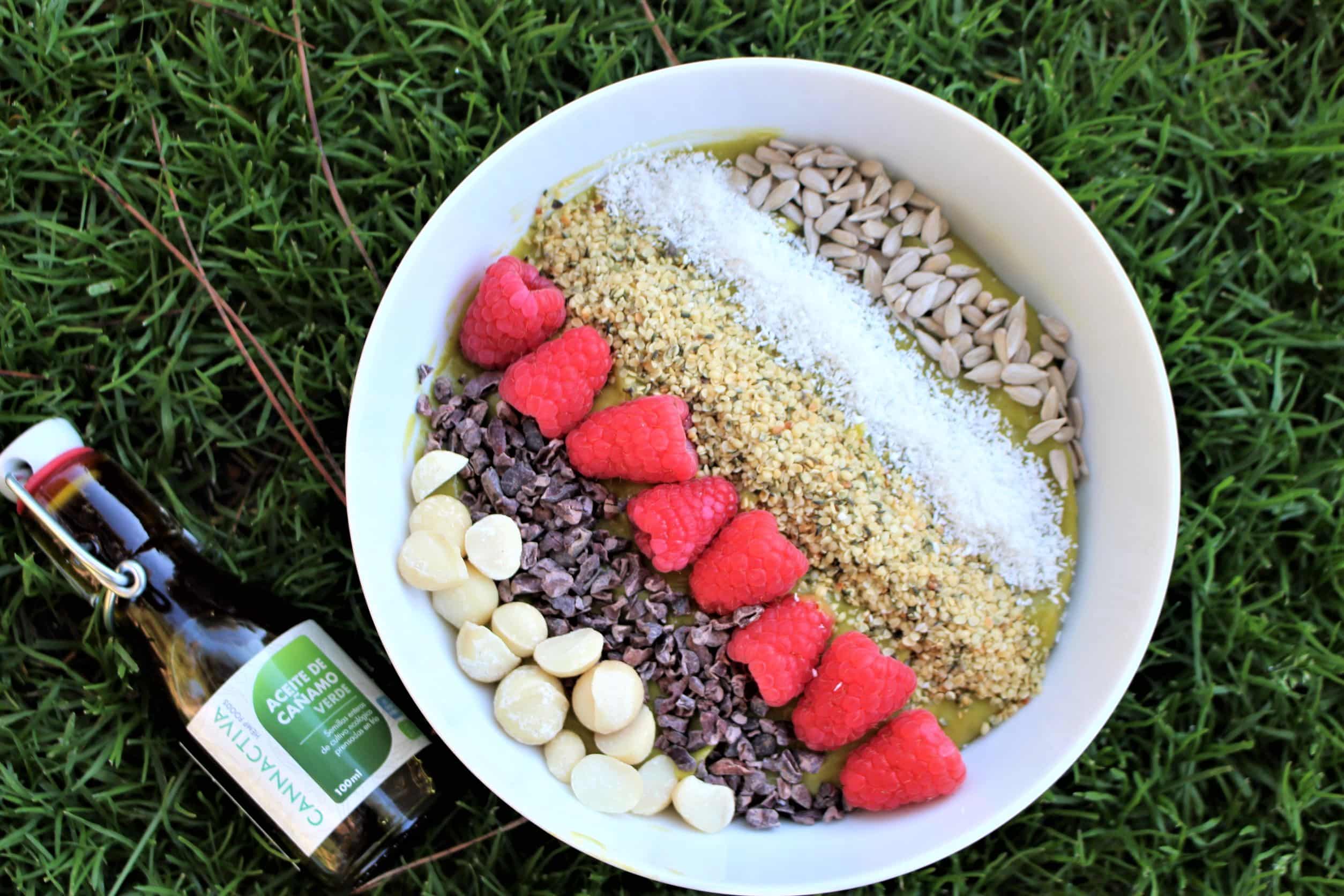 Smoothie Bowl de Mango y Aguacate con Cáñamo