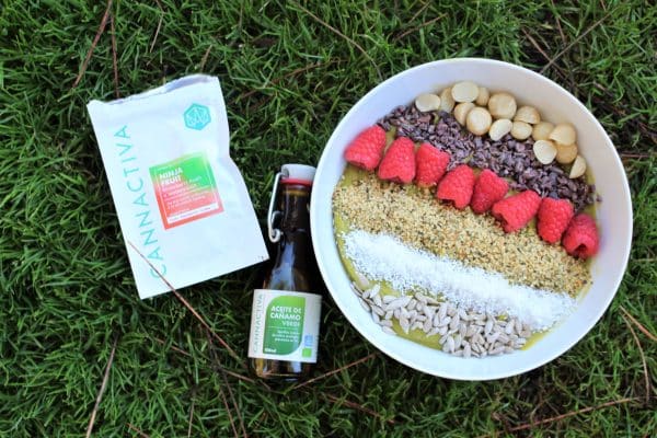 Smoothie bowl de aguacate y mango. Receta con aceite de cáñamo. 