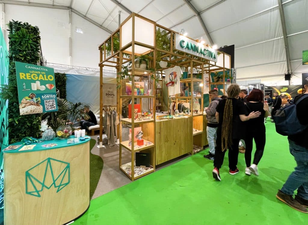 Pásate por nuestro stand, ¡nos encantará saludarte! Además, llévate un regalo gratis seguro
