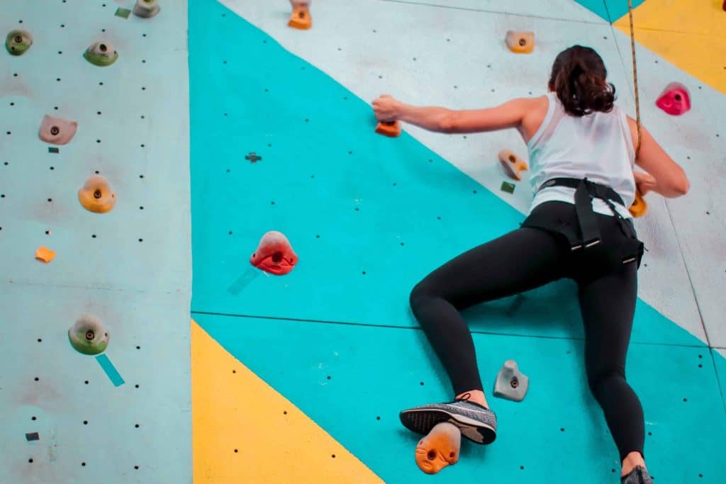 Escaladora usando crema de CBD para el dolor