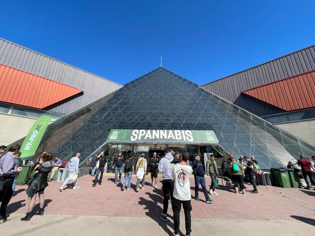 La feria Spannabis comenzó en 2003 y ha florecido en los últimos 17 años hasta convertirse en el evento del año más esperado tanto para profesionales del sector, como para emprendedores, visitantes y curiosos del mundo cannábico.