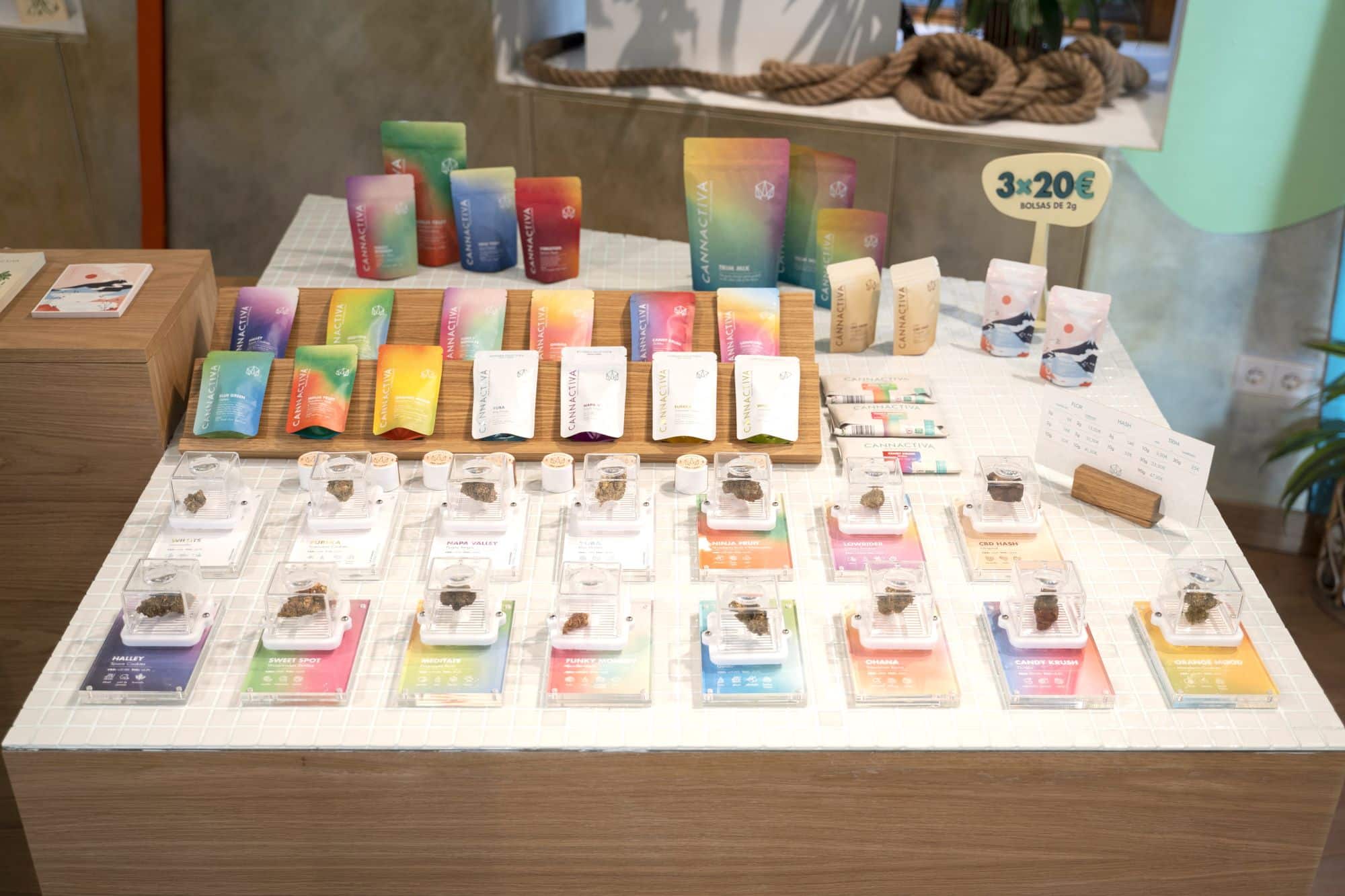 Expositor Mejores Flores CBD Cannactiva