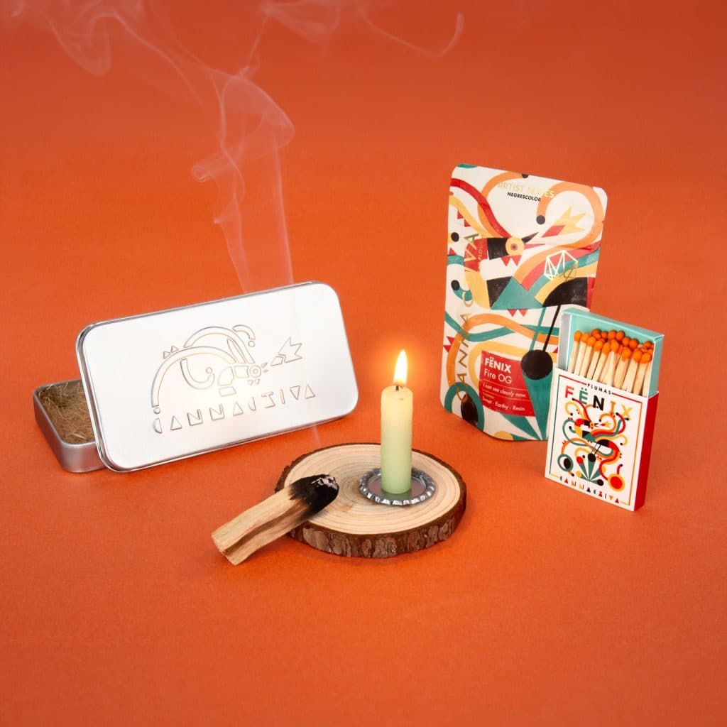 Obsequio de Cannactiva que recibirás en tus pedidos inspirado en el fénix.  Se compone de una caja de plumas de fénix (aka cerillas), un Palo Santo (incienso de madera para quemar), una vela para iluminar tu invierno, un soporte para la vela y una felicitación.