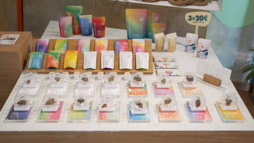 Flores de CBD y Hash de Cannactiva en el expositor de la tienda de Madrid. 