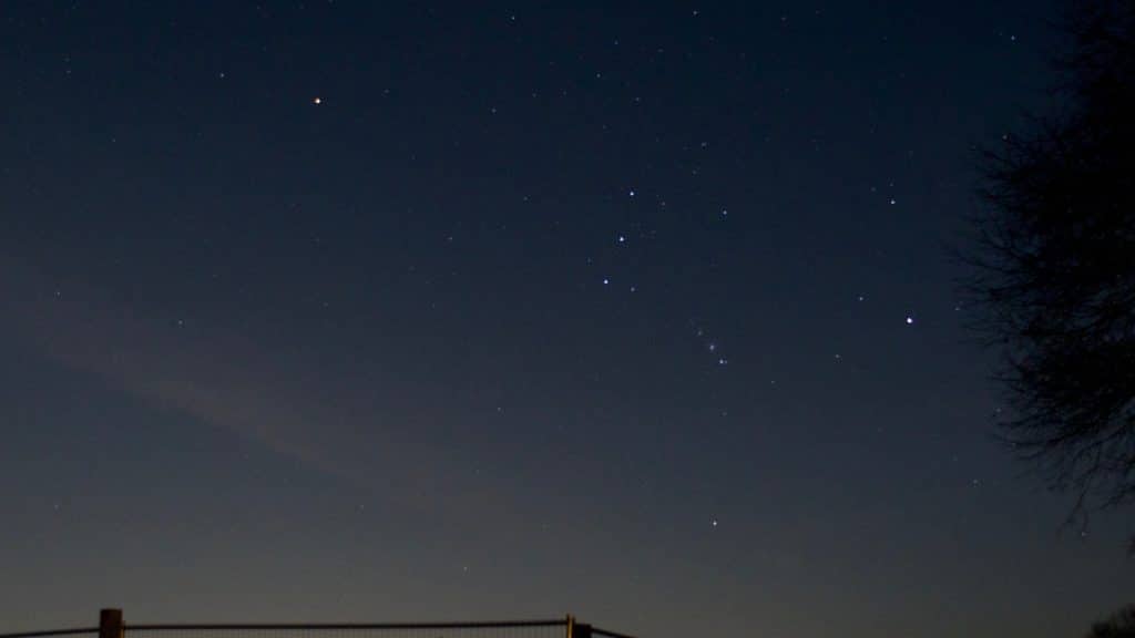 Cielo estrellado donde se observan las tres estrellas de la constelación del Cinturón de Orión, conocidas como Los Tres Reyes Magos
