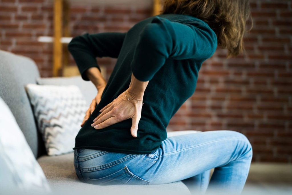CBD para el dolor de espalda o lumbar, mujer con lumbalgia