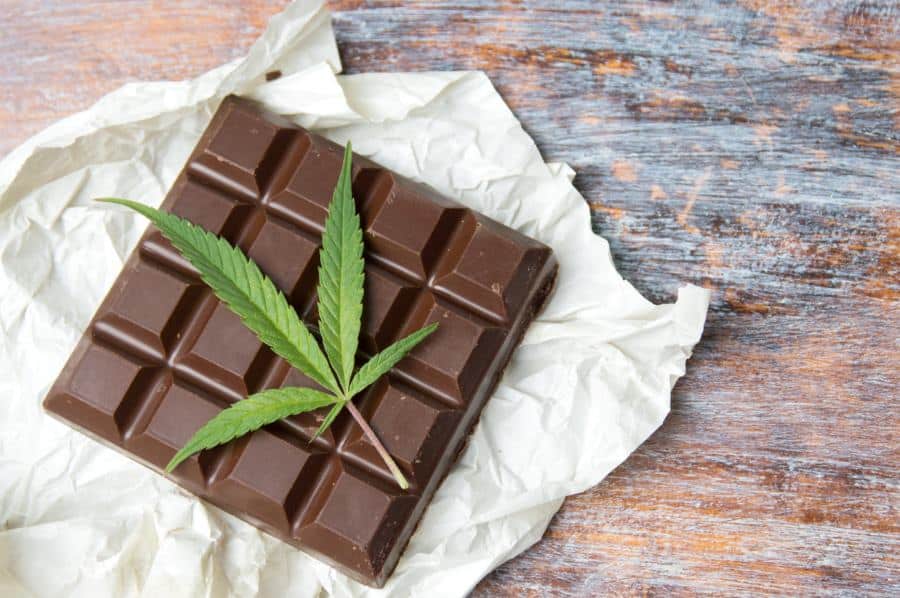 El chocolate es rico en anandamida, el componente parecido al THC del cannabis que nos aporta felicidad. 