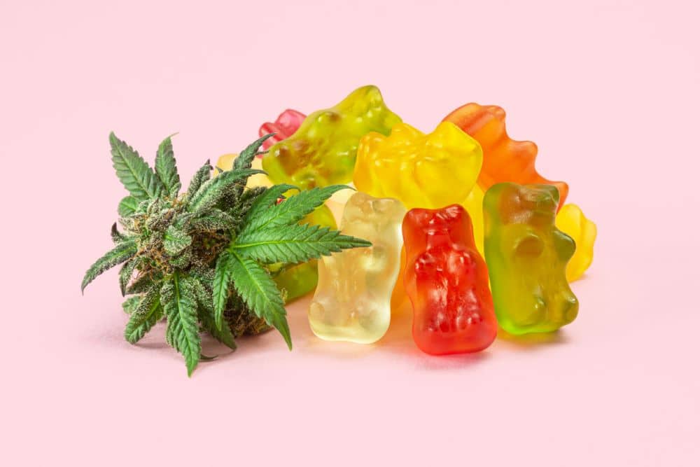 Gominolas de Delta-8-THC y cannabis natural. Aunque en laboratorios el Delta-8-THC ha mostrado tener menor psicoactividad, se venden productos con cantidades tan altas de Delta-8-THC, que perfectamente pueden superar el efecto psicoactivo del cannabis con THC.