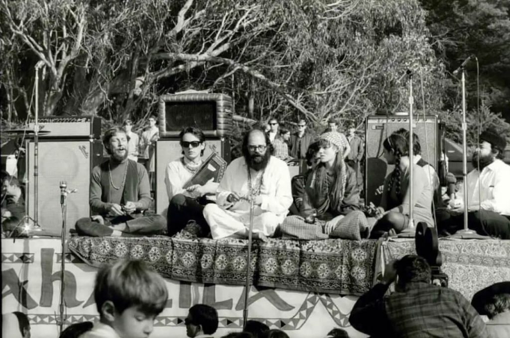 Foto histórica del evento Human Be-In (1967), un evento emblemático que tuvo lugar el 14 de enero de 1967 en el Parque Golden Gate de San Francisco. Este evento reunió a miles de personas, incluyendo figuras prominentes de la generación beat y la contracultura hippie, para celebrar y promover la paz, el amor y la exploración de la conciencia. Se considera uno de los eventos precursores del Verano del Amor de 1967, que marcó el auge del movimiento hippie​. Expuesta en el National American Museum of American History, Washington DC.
