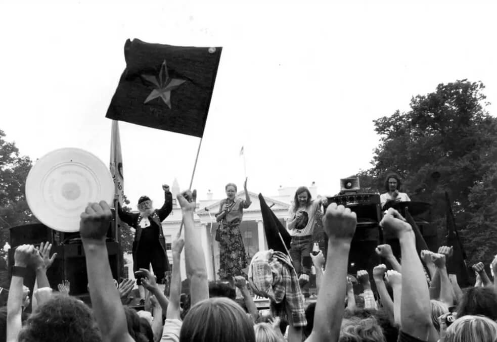 Reunión del Partido Internacional de la Juventud (Yippies) con el activista destacado Dana Beal (segundo desde la derecha) en el escenario frente a la Casa Blanca, organizado para protestar contra las políticas de drogas y promover la legalización del cannabis, vía el Museo del Mundo del Cannabis.
