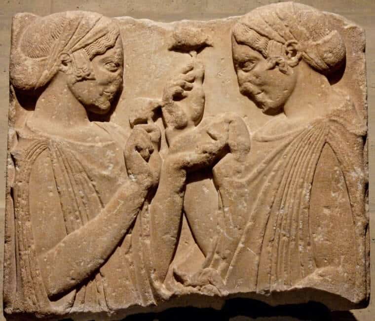 Se especula que los iniciados en los misterios de Eleusis consumían drogas para tener experiencias visionarias y extáticas. Este relieve, posiblemente, muestra a Deméter y Perséfone sosteniendo hongos alucinógenos, aunque también podrían ser simplemente flores. Grecia, Tesalia, 470-460 a.C.