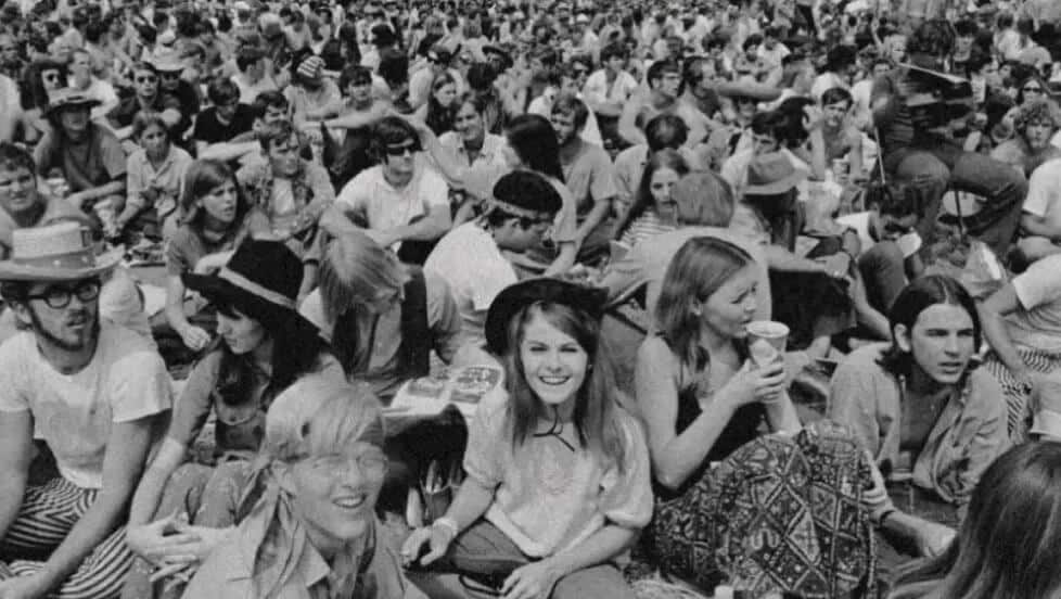 Foto del Festival de Música y Arte de Woodstock de 1969 en Bethel, Nueva York, un evento icónico de la contracultura. Expuesta en la Universidad de Georgia.
