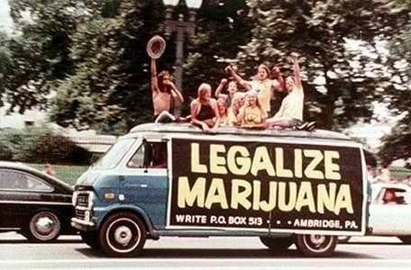 Historia de la prohibición de las Drogas. La furgoneta muestra un cartel que dice "Legalize Marijuana" (Legalicen la marihuana). La imagen es representativa del movimiento de contracultura de los años 60 y 70 en los Estados Unidos, cuando muchos jóvenes y activistas comenzaron a cuestionar y desafiar las leyes restrictivas sobre el uso de drogas.