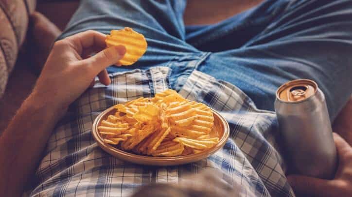 El consumo de cannabis puede aumentar el apetito, comúnmente conocido como 'munchies', lo que puede complicar la gestión de la diabetes debido al aumento de la ingesta calórica.

