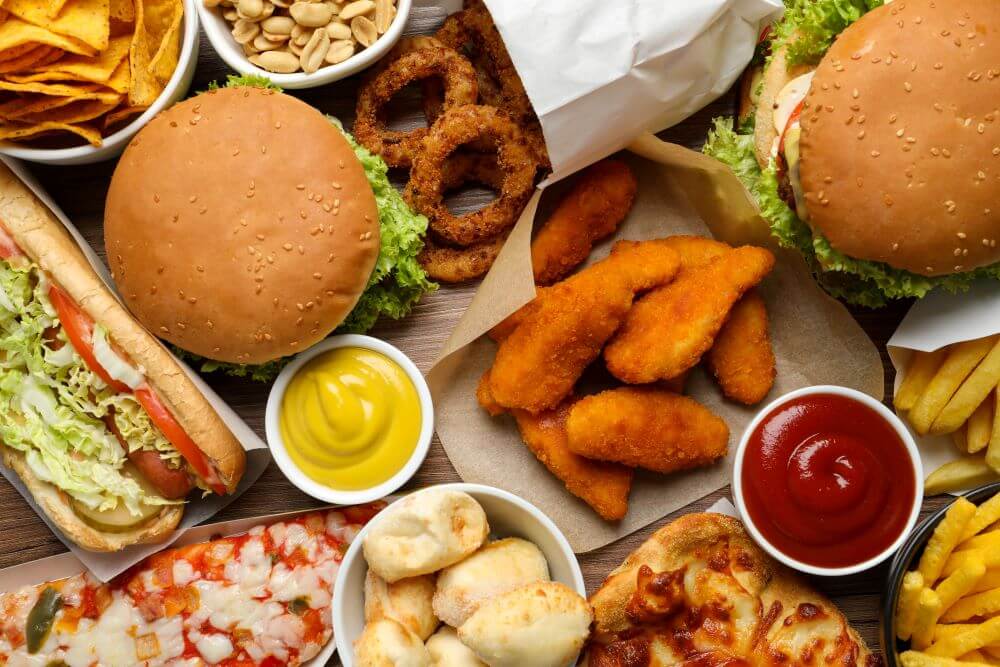 Consumir alimentos ricos en grasas, azúcares y calorías produce mucho placer cuando se está con los efectos del THC, que intensifican el hambre, el olfato y el gusto. 