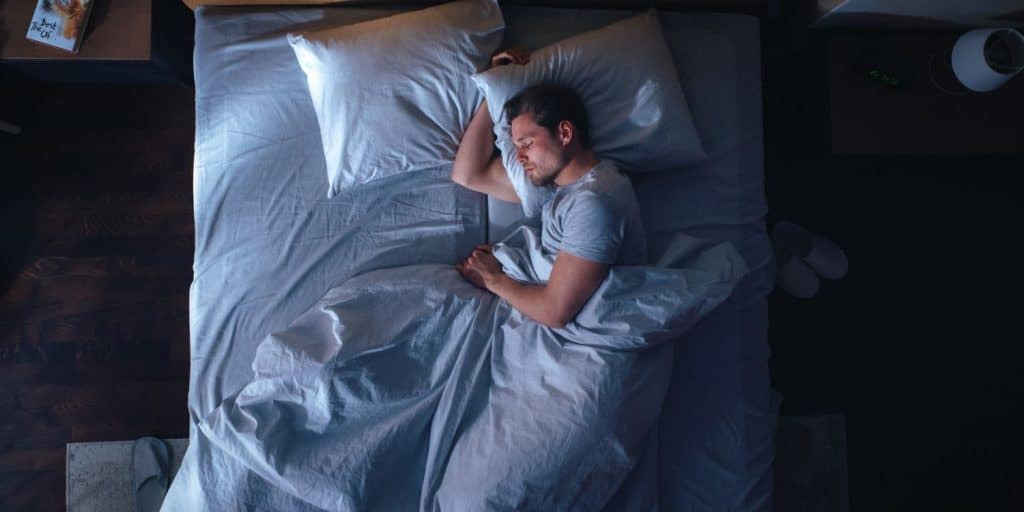 Hombre durmiendo bien por la noche