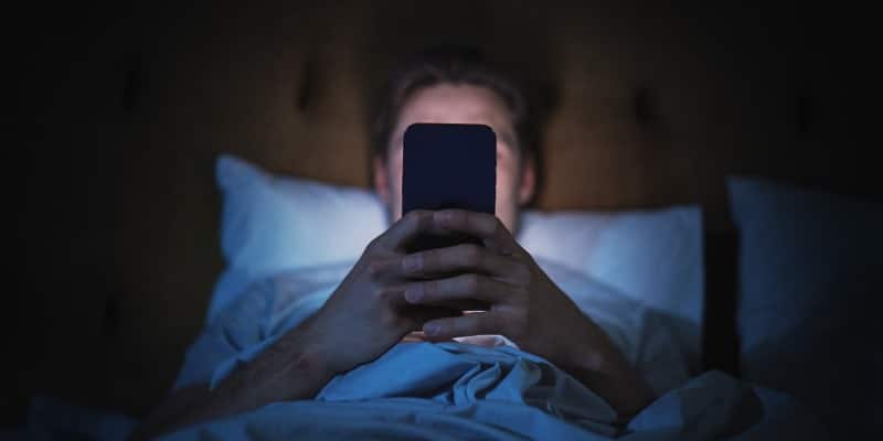 El uso del móvil por la noche expone al cerebro a luz azul, lo que retrasa la producción de melatonina y dificulta conciliar el sueño. Evitar dispositivos electrónicos antes de dormir mejora la calidad del descanso.
