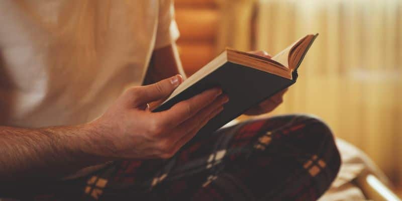 Leer en la cama ayuda a dormir 