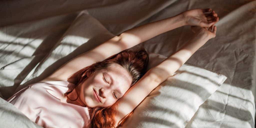Mujer durmiendo bien en la cama