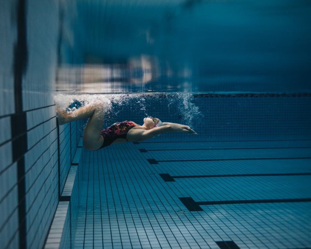 Mujer practicando deporte, natación profesional