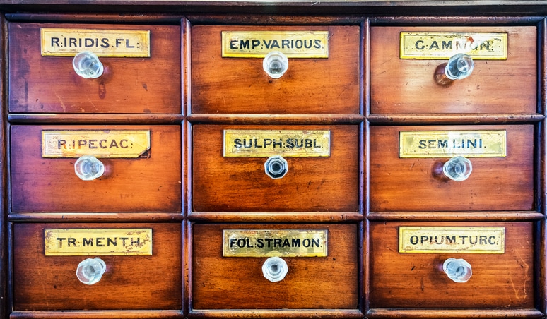 Cajonera de botica antigua: una ventana al pasado farmacéutico que guarda los secretos de sustancias como opio, ipecacuana y estramonio, usadas en la medicina tradicional