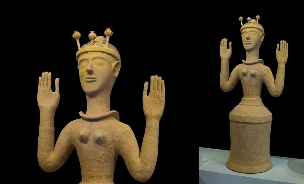 Estatuilla minoica de la Diosa de la Amapola, símbolo de fertilidad y medicina, con cápsulas de opio en su corona. Procedente de Creta, refleja la conexión entre plantas y rituales en la antigua Grecia.