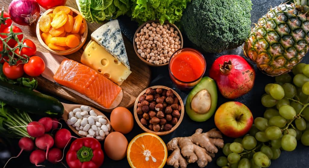 El glutamato está presente de forma natural en una variedad de alimentos y es responsable del sabor umami, el quinto sabor básico que aumenta la palatabilidad y la sensación de saciedad (7, 8). Según un estudio de la Universidad de Tokio (9), algunas fuentes naturales de glutamato incluyen el maíz, las algas marinas, los fermentados de soja, la leche, la salsa de pescado, los espárragos, patatas, tomates, mariscos y pollo. 