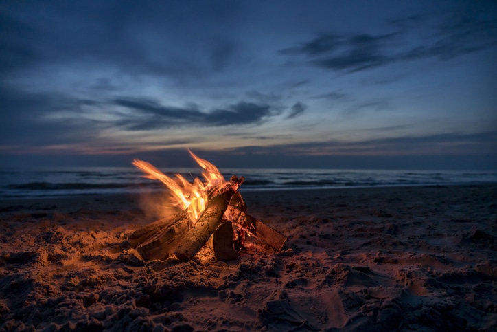 Las hogueras de San Juan, encendidas en la noche del 23 de junio, son un ritual ancestral ligado al solsticio de verano. Simbolizan la purificación al quemar lo viejo, la protección contra lo negativo, y la vitalidad al fortalecer al sol. Además, representan fertilidad y abundancia, y sirven como punto de unión y celebración comunitaria.