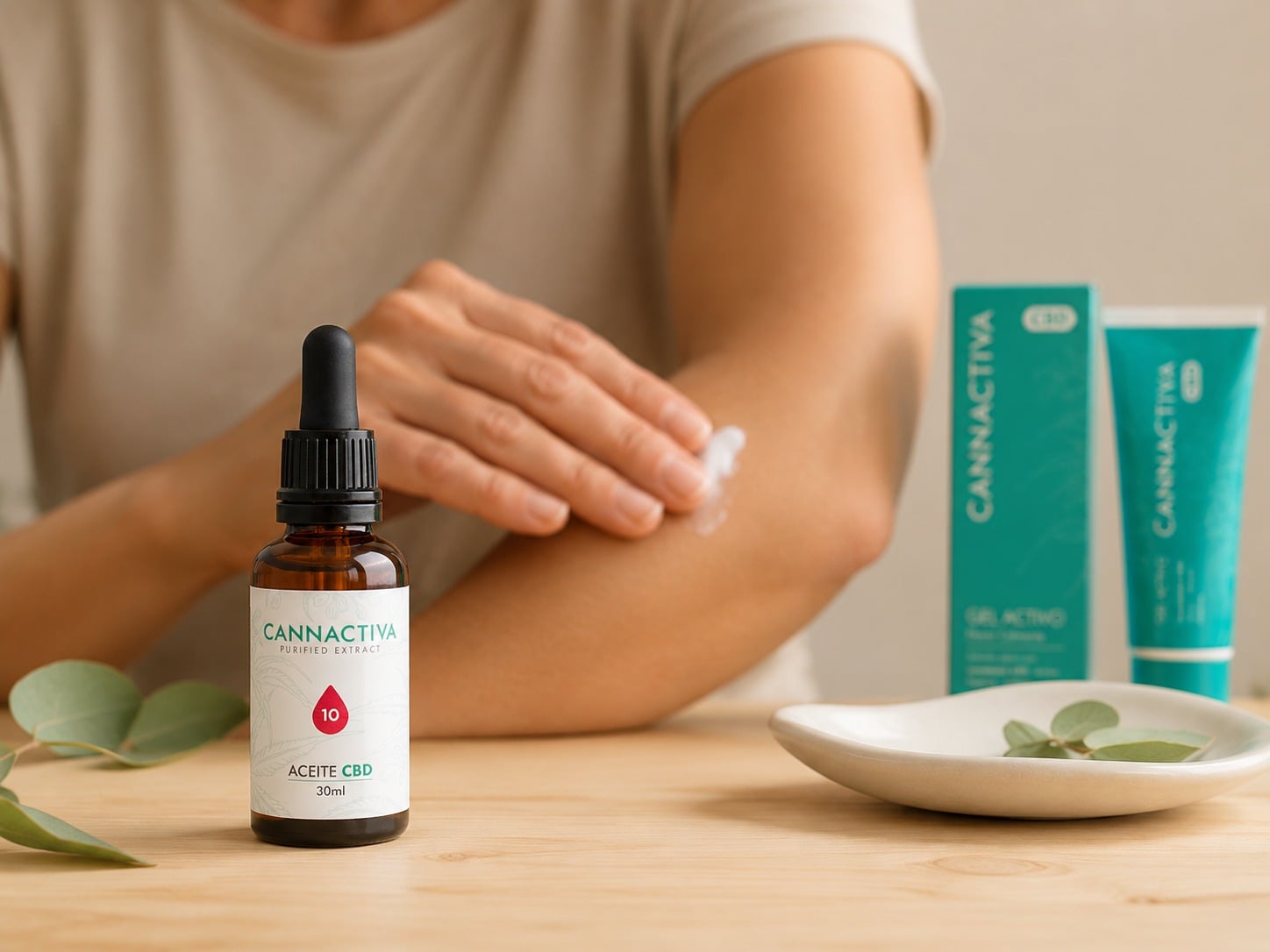 Huile de CBD et crème appliquées sur le bras pour soulager la douleur et l'inflammation musculaire