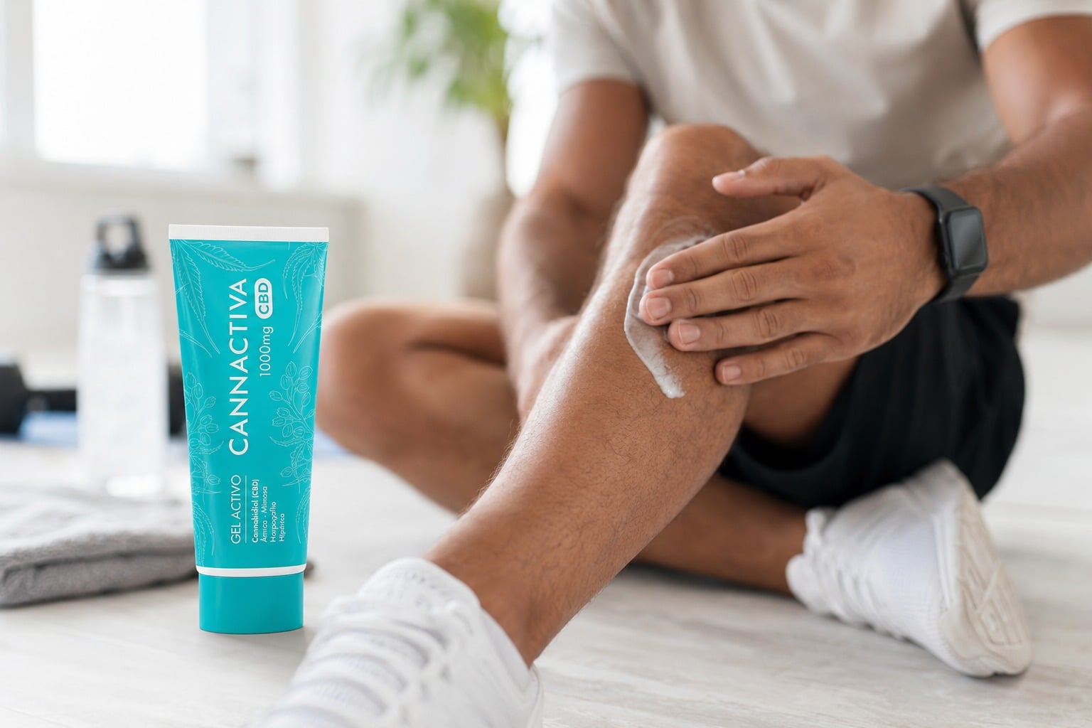 Sportif appliquant la creme CBD Cannactiva sur la jambe apres une seance de running